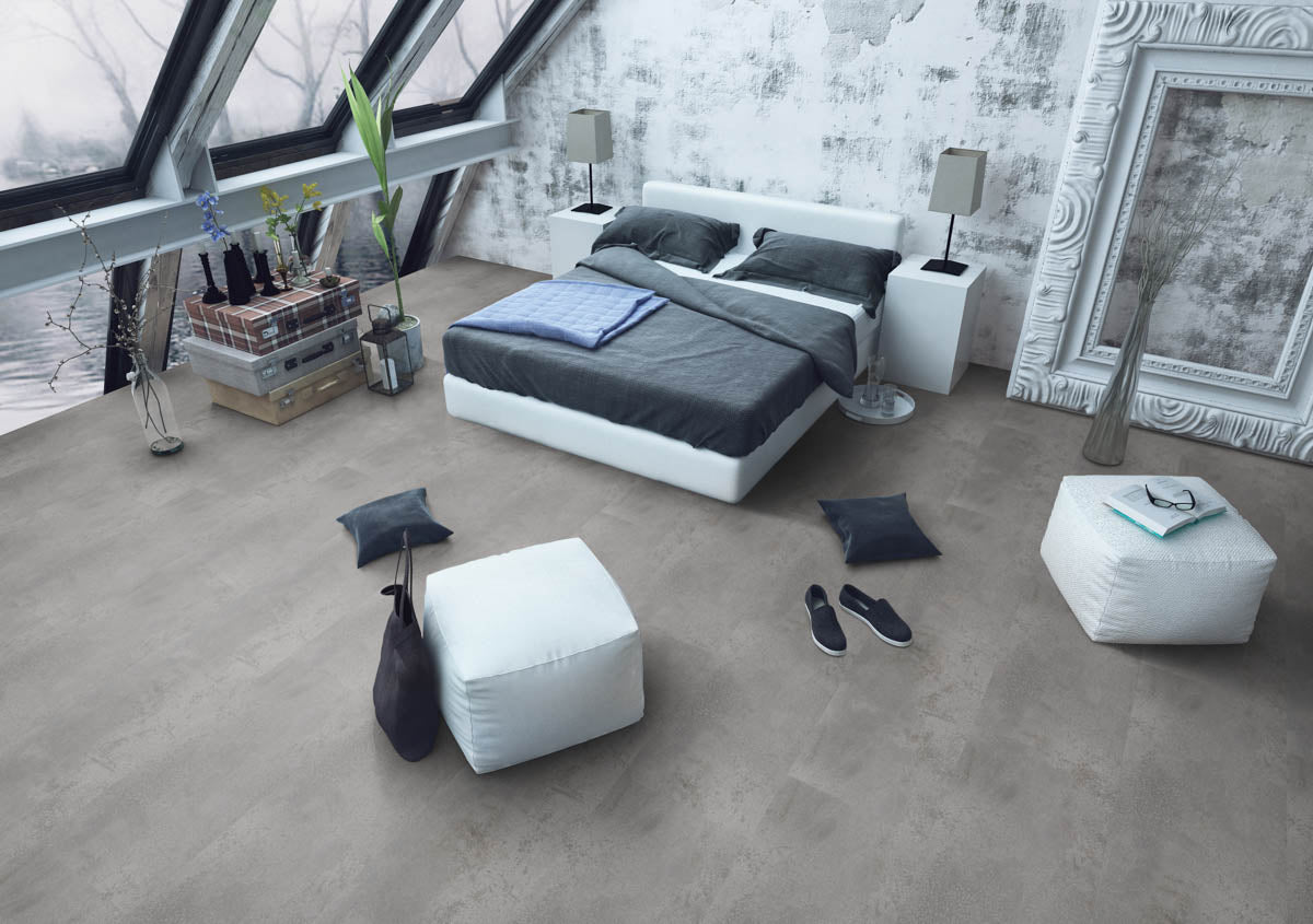 Tralinano Eiche Taupe Klickvinyl – Raumbeispiel (Farbe kann abweichen)