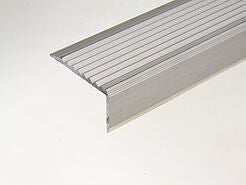 Treppenkante Alu 42 × 23 mm, geriffelt, nach Maß – Alu natur