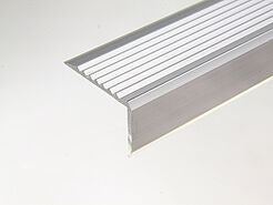 Treppenkante Alu 42 × 27 mm mit langer Nase, nach Maß – Alu natur