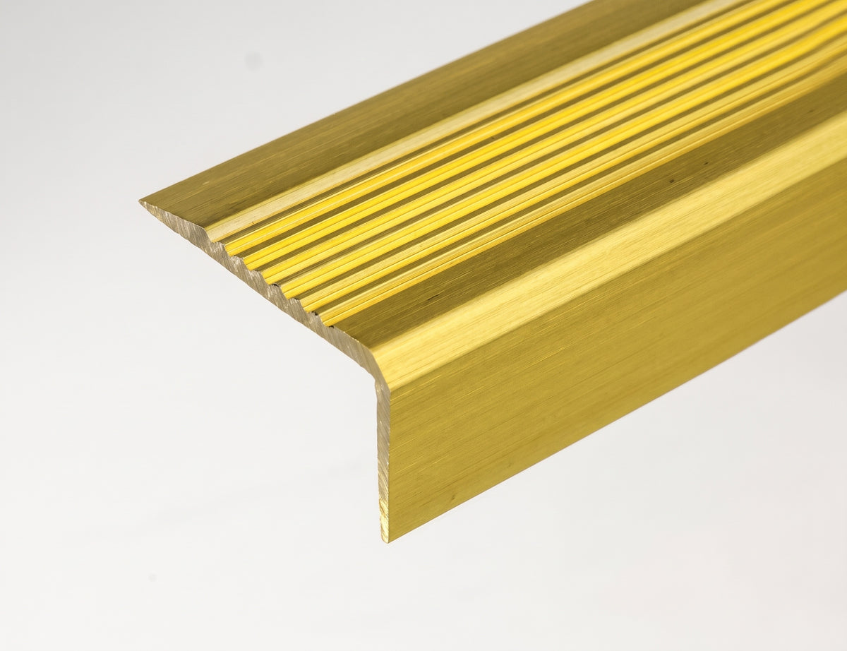Treppenkante Messing 40 × 23 mm, geriffelt, nach Maß – Messing unpoliert