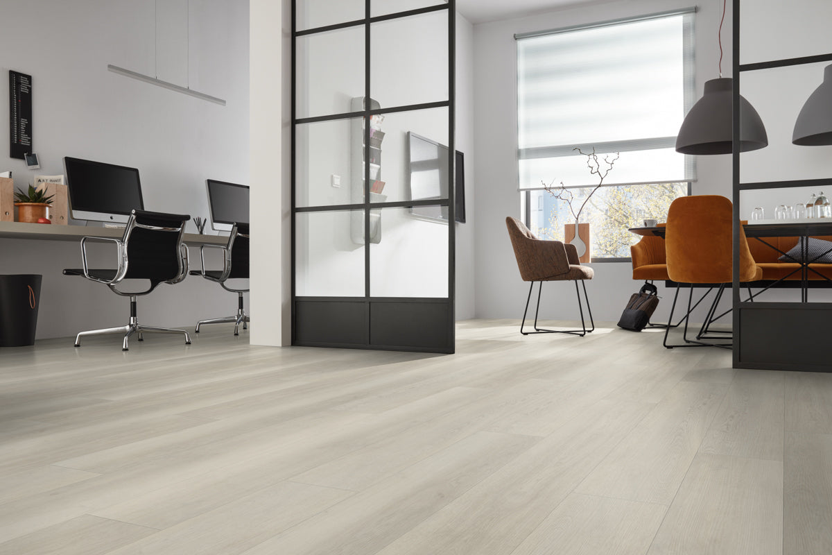 Treverino Eiche Perlgrau Klebevinyl – Raumbeispiel (Farbe kann abweichen)