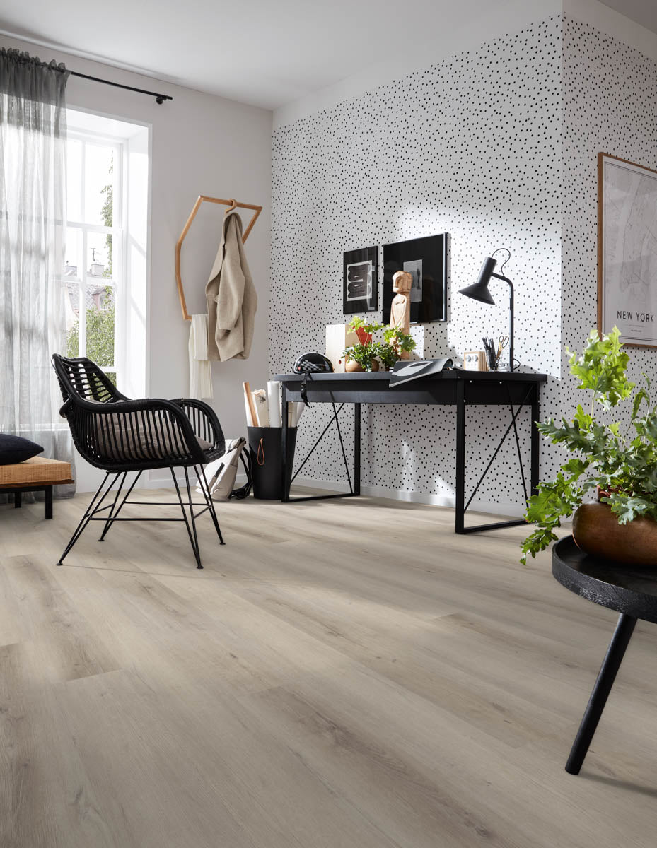 Ultura Eiche Perlgrau Klickvinyl – Raumbeispiel (Farbe kann abweichen)