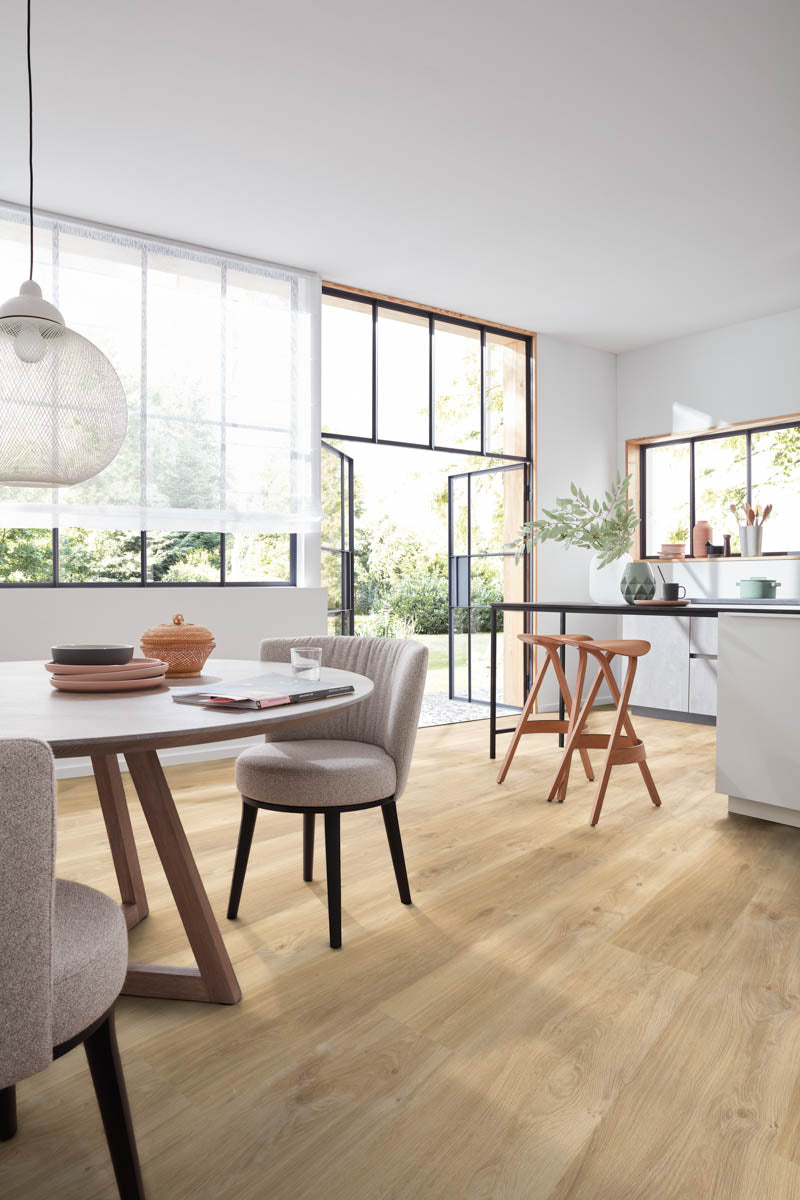 Ultura Eiche Sand Klickvinyl – Raumbeispiel (Farbe kann abweichen)