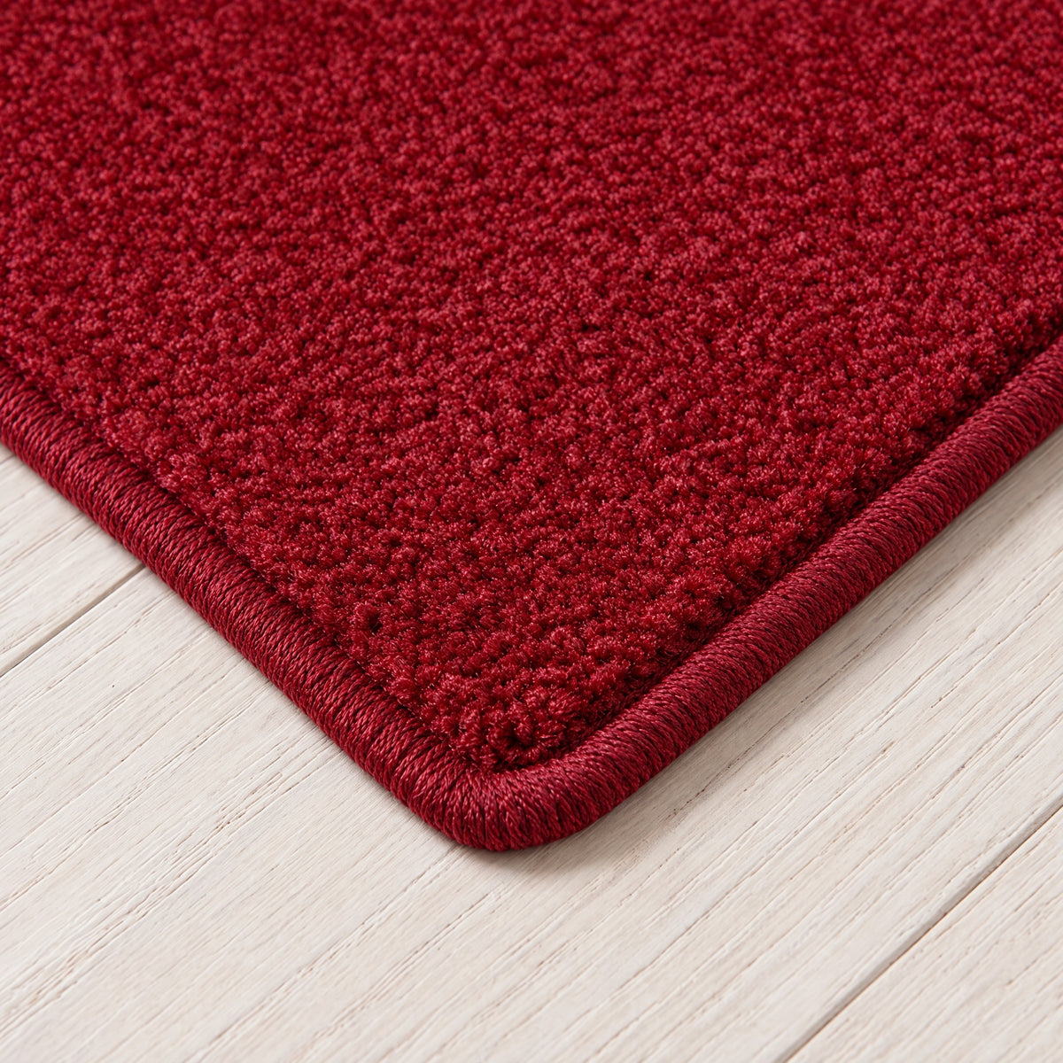 Vantana Teppich nach Maß | Farbe: Rot (022) | gekettelte Kante (Beispielbild, Farbe kann abweichen)