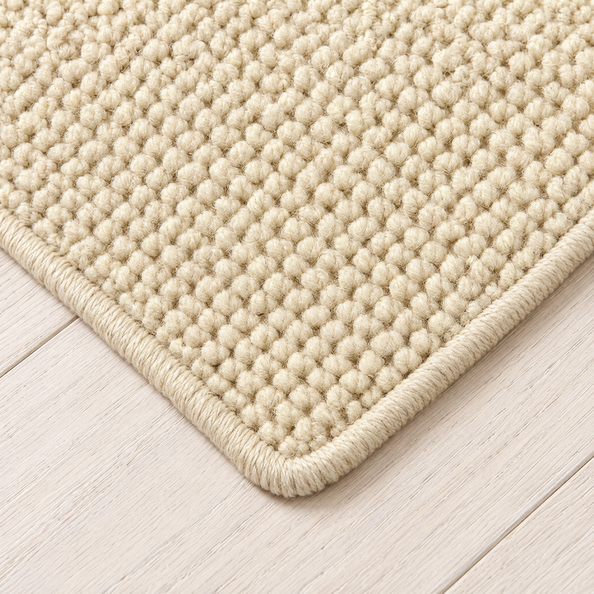 Vellana Teppich nach Maß | Farbe: Creme (102) | gekettelte Kante (Beispielbild, Farbe kann abweichen)