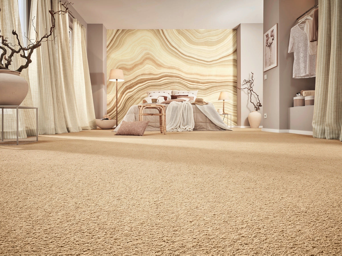 Velmira Teppichboden | Farbe: Sand (051) | Raumansicht (Beispielbild, Farbe kann abweichen)