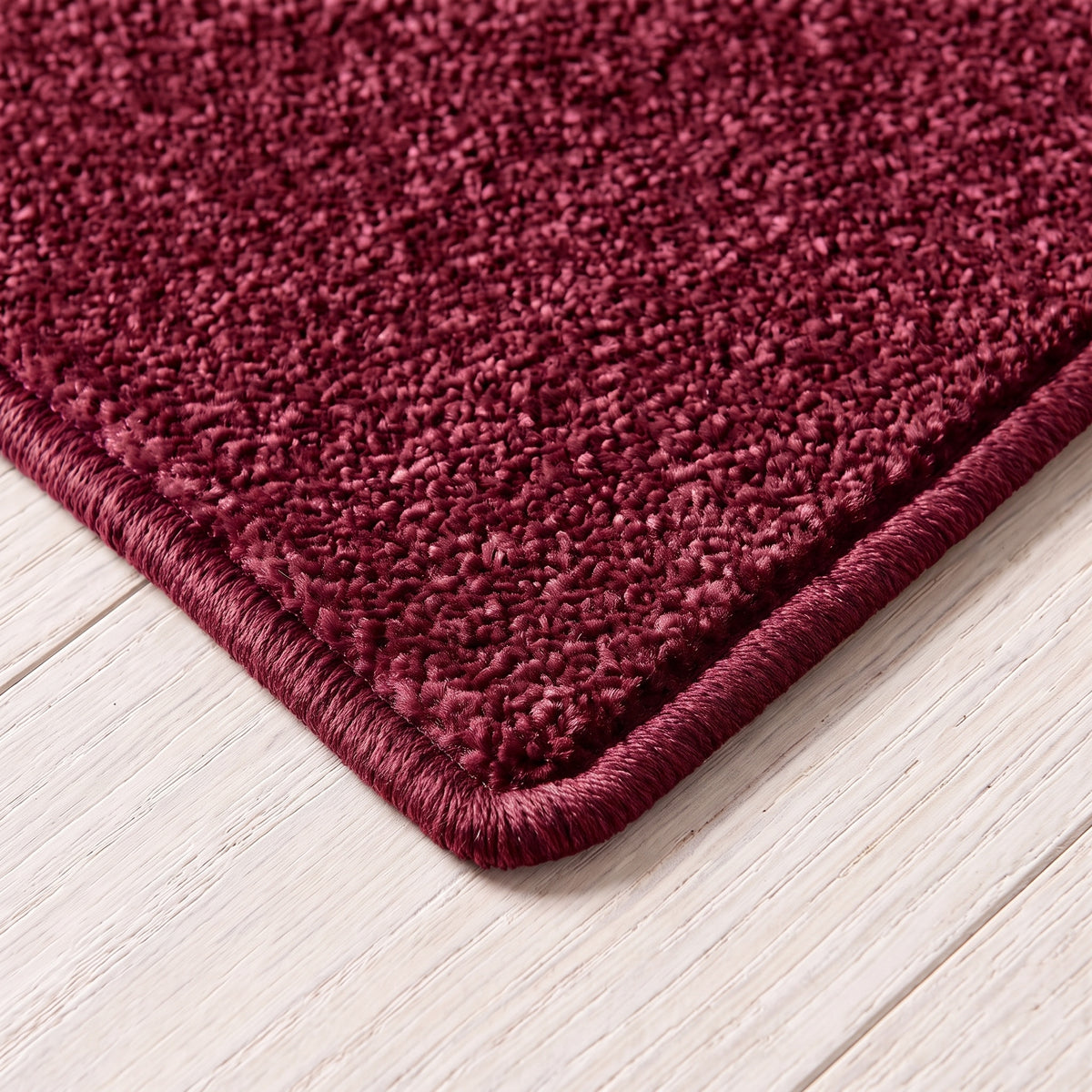 Velory Teppich nach Maß | Farbe: Bordeaux (020) | gekettelte Kante (Beispielbild, Farbe kann abweichen)