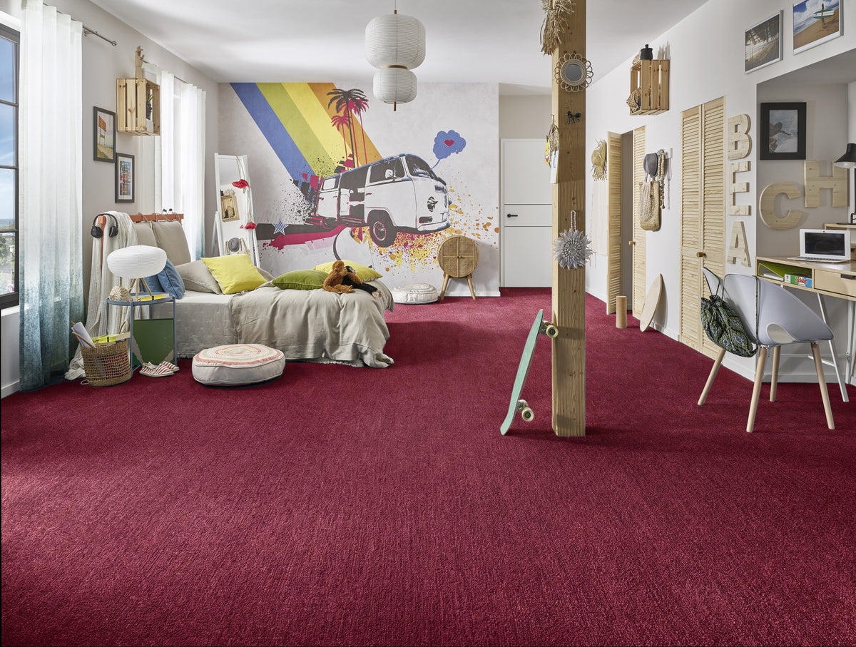 Velory Teppichboden | Farbe: Bordeaux (020) | Raumansicht (Beispielbild, Farbe kann abweichen)