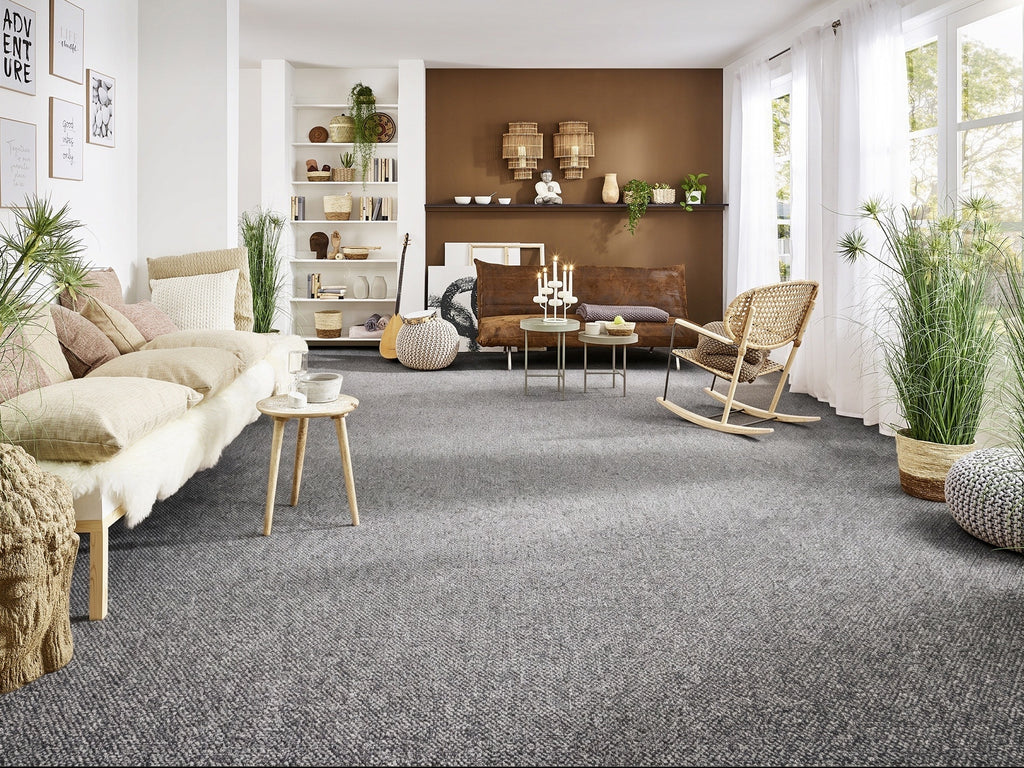 Verita Teppichboden | Farbe: Grau Dunkel Warm | Raumansicht (Beispielbild, Farbe kann abweichen)