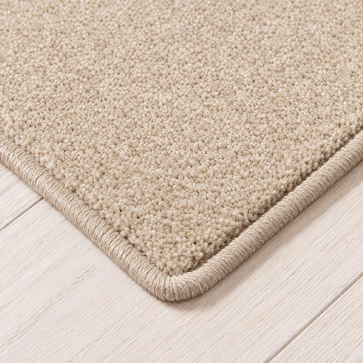 Vireno Teppich nach Maß | Farbe: Sand (003) | gekettelte Kante (Beispielbild, Farbe kann abweichen)