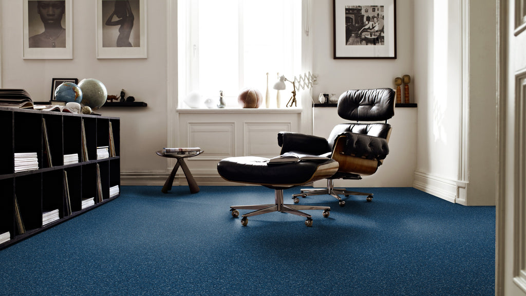 Vorwerk Alexis Teppichboden | Farbe: Marineblau (3R27) | Raumbild 1 (Beispielbild, Farbe kann abweichen)