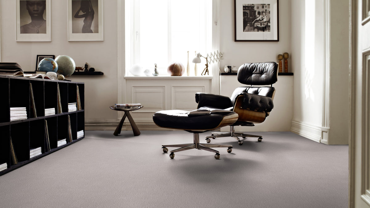 Vorwerk Amelie Teppichboden | Farbe: Silbergrau (56A4) | Raumbild 1 (Beispielbild, Farbe kann abweichen)