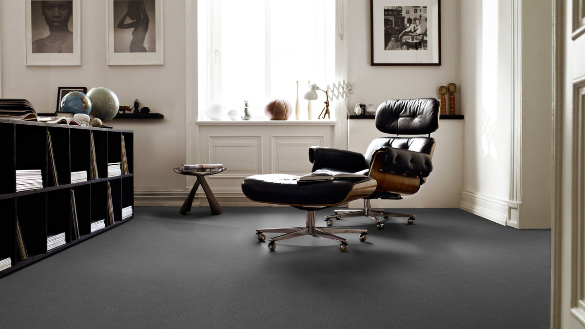 Vorwerk Amelie Teppichboden | Farbe: Graphit (56A5) | Raumbild 1 (Beispielbild, Farbe kann abweichen)