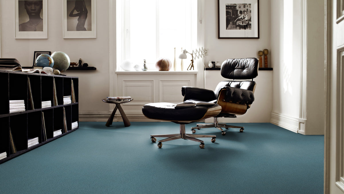 Vorwerk Barista Teppichboden | Farbe: Stahlblau (3S21) | Raumbild 1 (Beispielbild, Farbe kann abweichen)