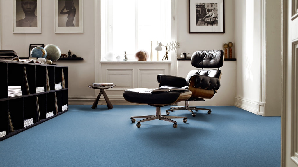 Vorwerk Bingo Teppichboden | Farbe: Taubenblau (3R33) | Raumbild 1 (Beispielbild, Farbe kann abweichen)