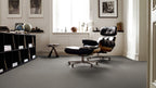 Vorwerk Calla Teppichboden | Farbe: Dunkeltaupe (56A1) | Raumbild 1 (Beispielbild, Farbe kann abweichen)