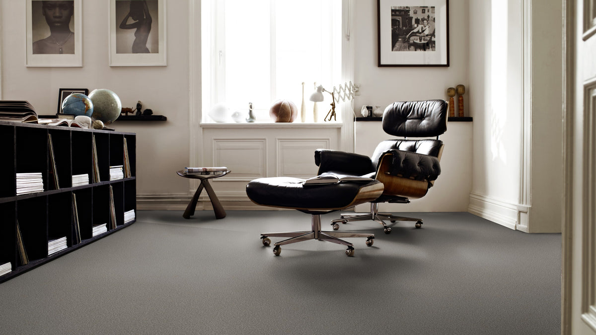 Vorwerk Calla Teppichboden | Farbe: Dunkeltaupe (56A1) | Raumbild 1 (Beispielbild, Farbe kann abweichen)