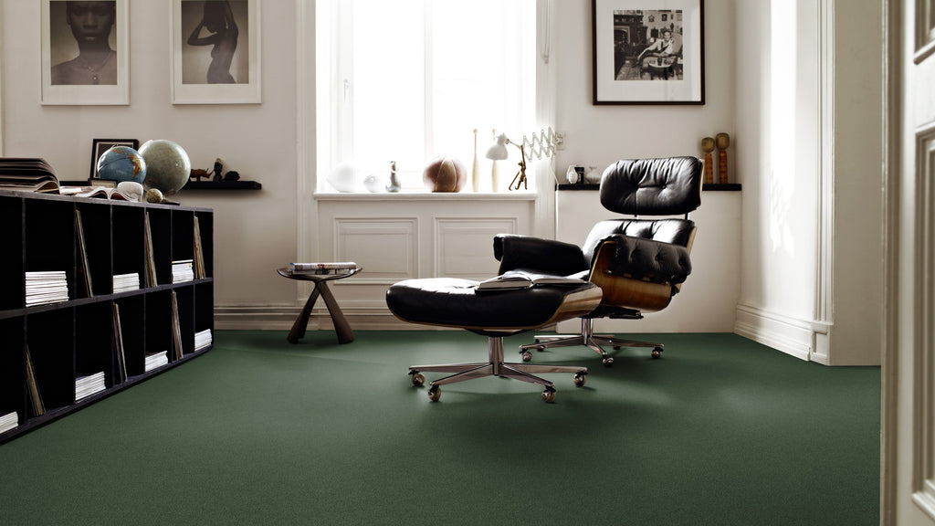 Vorwerk Elara Teppichboden | Farbe: Tannengrün (4J00) | Raumbild 1 (Beispielbild, Farbe kann abweichen)