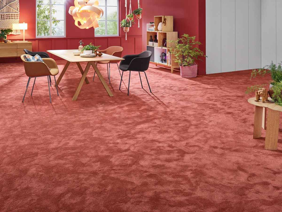 Vorwerk Mira Teppich nach Maß | Farbe: Rot Dunkel (1N49) | Raumbild 1 (Beispielbild, Farbe kann abweichen)