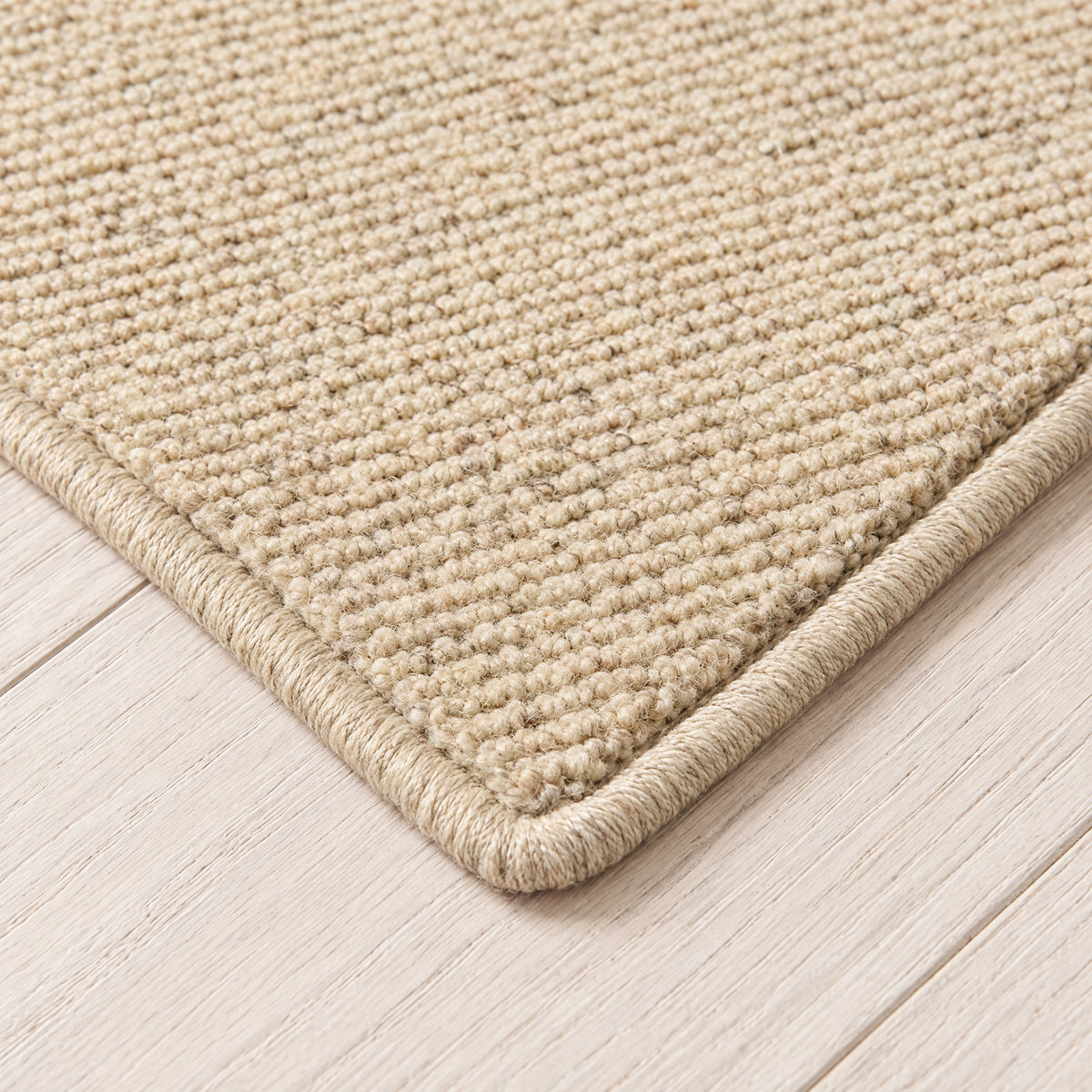 Wovena Teppich nach Maß | Farbe: Sand (121) | gekettelte Kante (Beispielbild, Farbe kann abweichen)