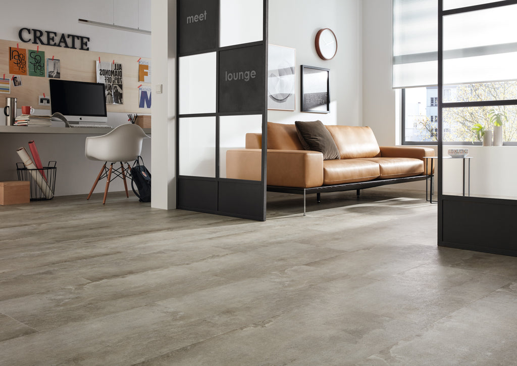Yvelino Beton Creme Klebevinyl – Raumbeispiel (Farbe kann abweichen)