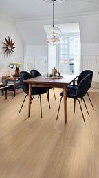 Zavesto Eiche Sand Klickvinyl – Raumbeispiel (Farbe kann abweichen)