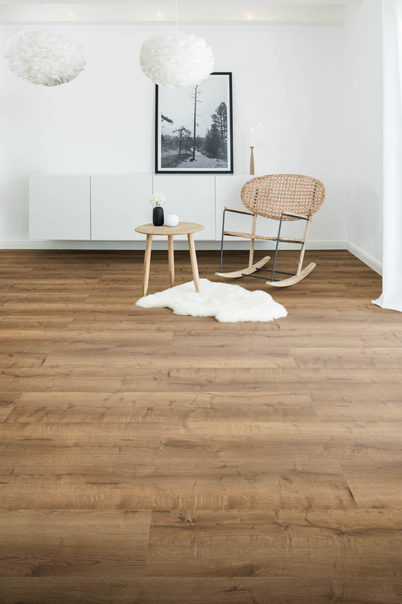Zinzano Eiche Kastanie Klebevinyl – Raumbeispiel (Farbe kann abweichen)