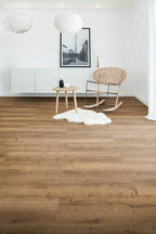 Zinzano Eiche Kastanie Klebevinyl – Raumbeispiel (Farbe kann abweichen)