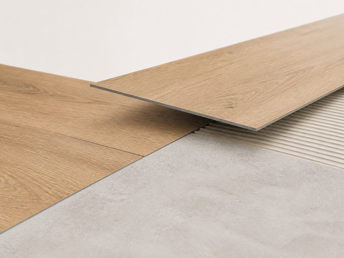 Sehr dünne Klebevinyl-Planke ohne Klickverbindung auf vorbereitetem Untergrund