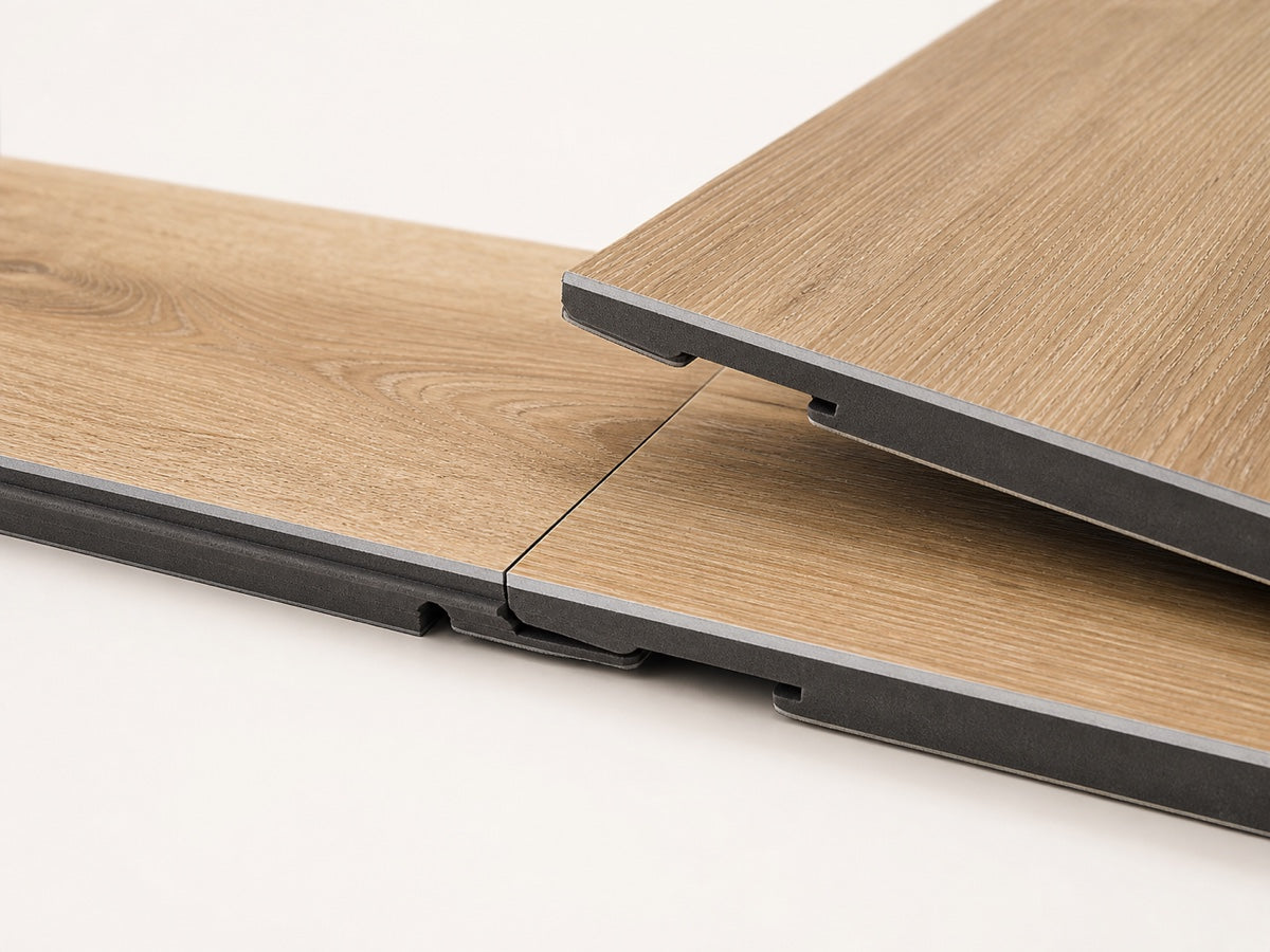 Klickvinyl-Planken mit sichtbarer Klickverbindung und Schichtaufbau